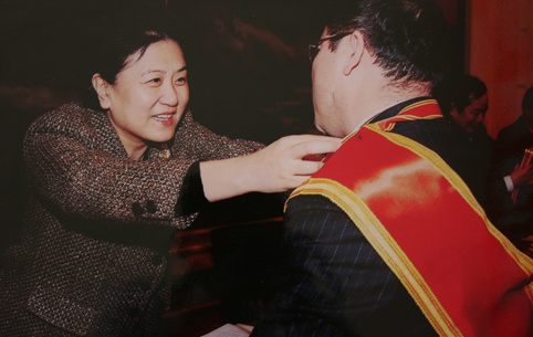 國務院副總理劉延東（中共中央政治局委員）給趙永亮頒獎