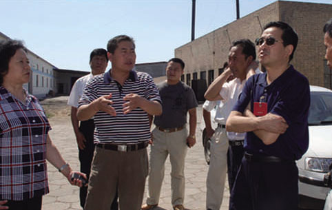 2008年7月，自治區政協副主席董恒宇（右二）等來東達集團考察、鄂爾多斯副主席王果香（左一）等領導來東達集團考察