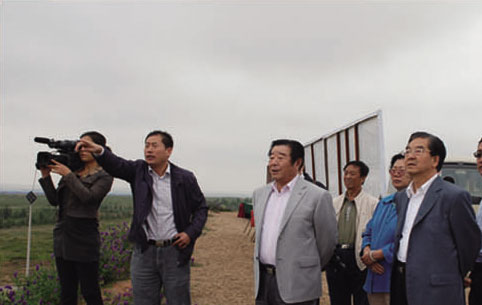 2009年9月自治區黨委原書記劉名祖（左三）等領導來風水梁考察