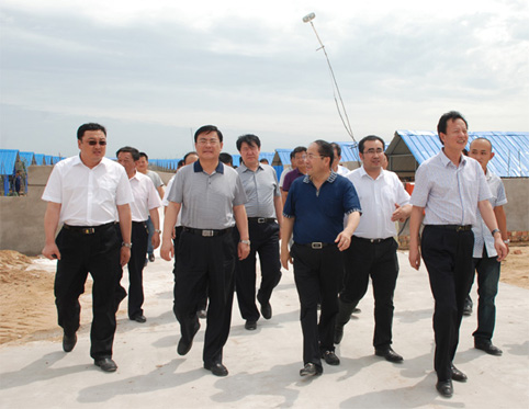 內蒙古自治區人大常委會副主任廉素（左二）來風水梁考察
