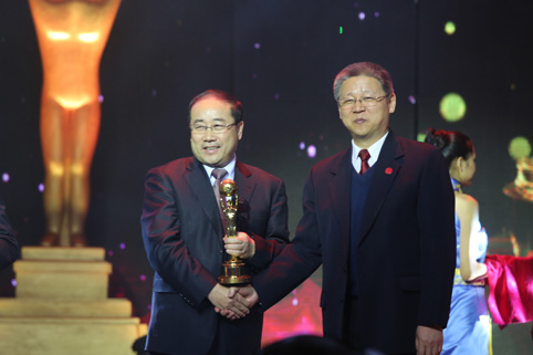 國務院扶貧辦主任范小建(右)為董事長趙永亮頒發2012年度CCTV三農人物獎
