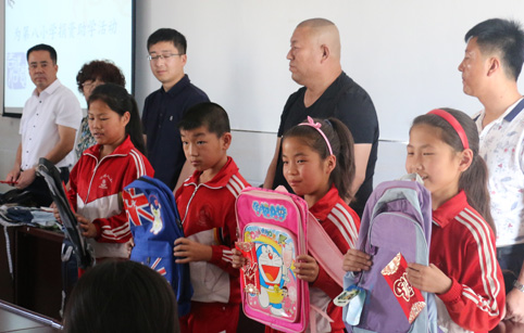 東達集團與華南商會為達旗第八小學26名貧困生捐贈款物