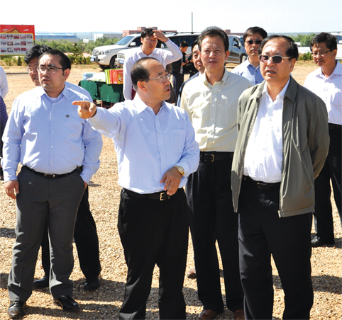 2013年自治區人大常委會副會長王玉明（前排右一）等領導來風水梁調研