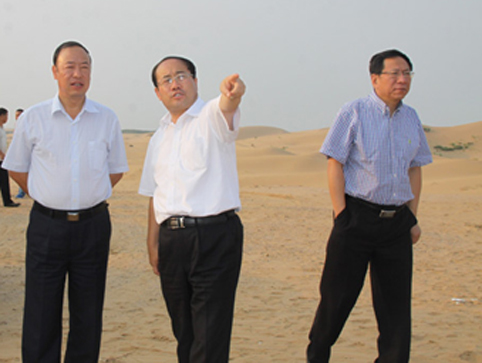 2012年自治區政府副主席劉新樂（左一）等來風水梁園區指導工作