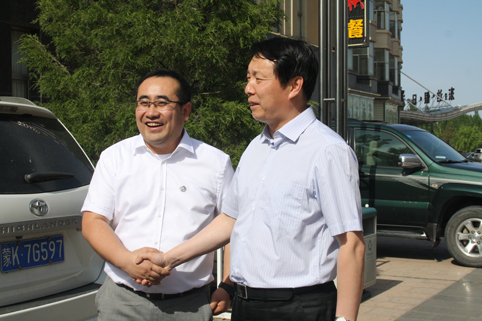 2014年6月12日，自治區團委書記常青（右）來東達集團調研