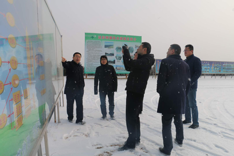 2018年1月華西希望集團總裁王德根（左二）一行到風水梁考察