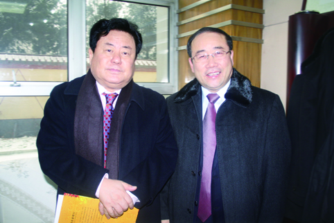 2013年趙永亮和“三農人物獎”頒獎嘉賓作曲家徐沛東在一起